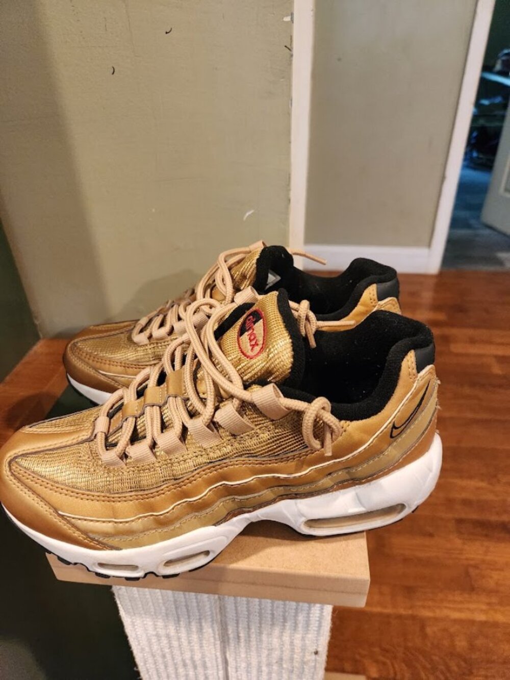 metallic gold Nike max95